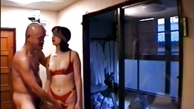 Sexy Aziatisch model neukt een sex filmpjes amateur blanke kerel